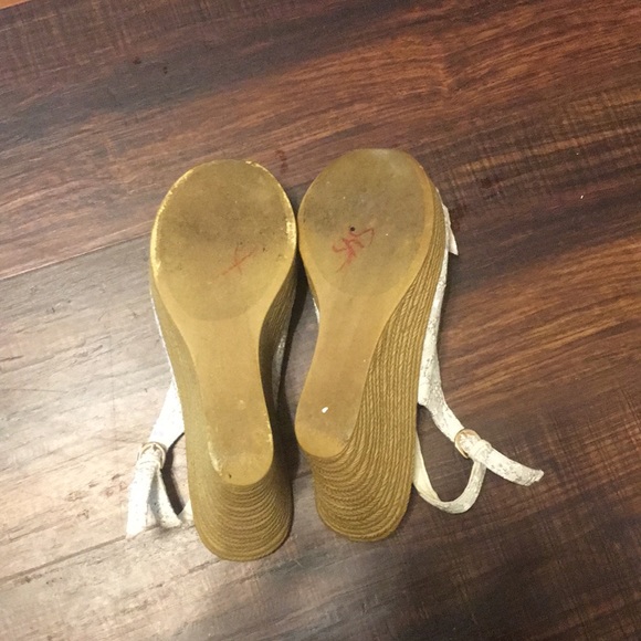 Cute cream colored wedges - Picture 6 of 9